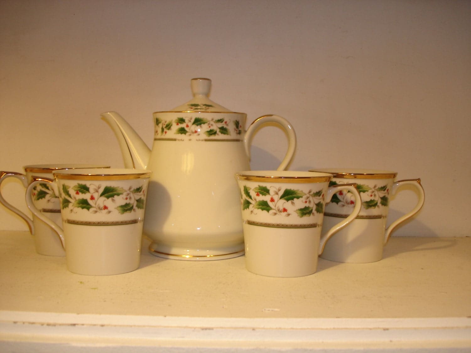 Vintage China Tea Pot/ Coffee Pot / set of four cups Holly Holiday