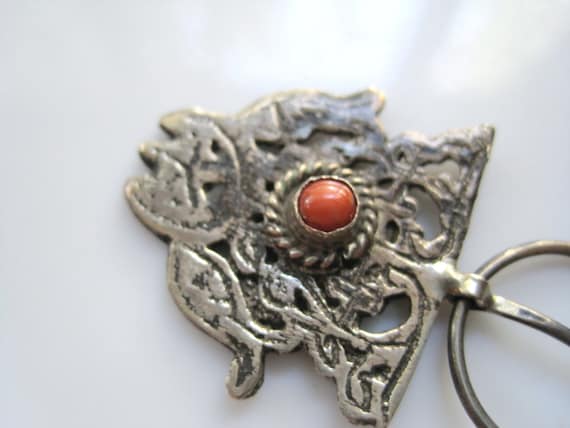 Fibule berbère Vintage , bijoux kabyles argent et corail , Tribal Pin avec Motif de poisson