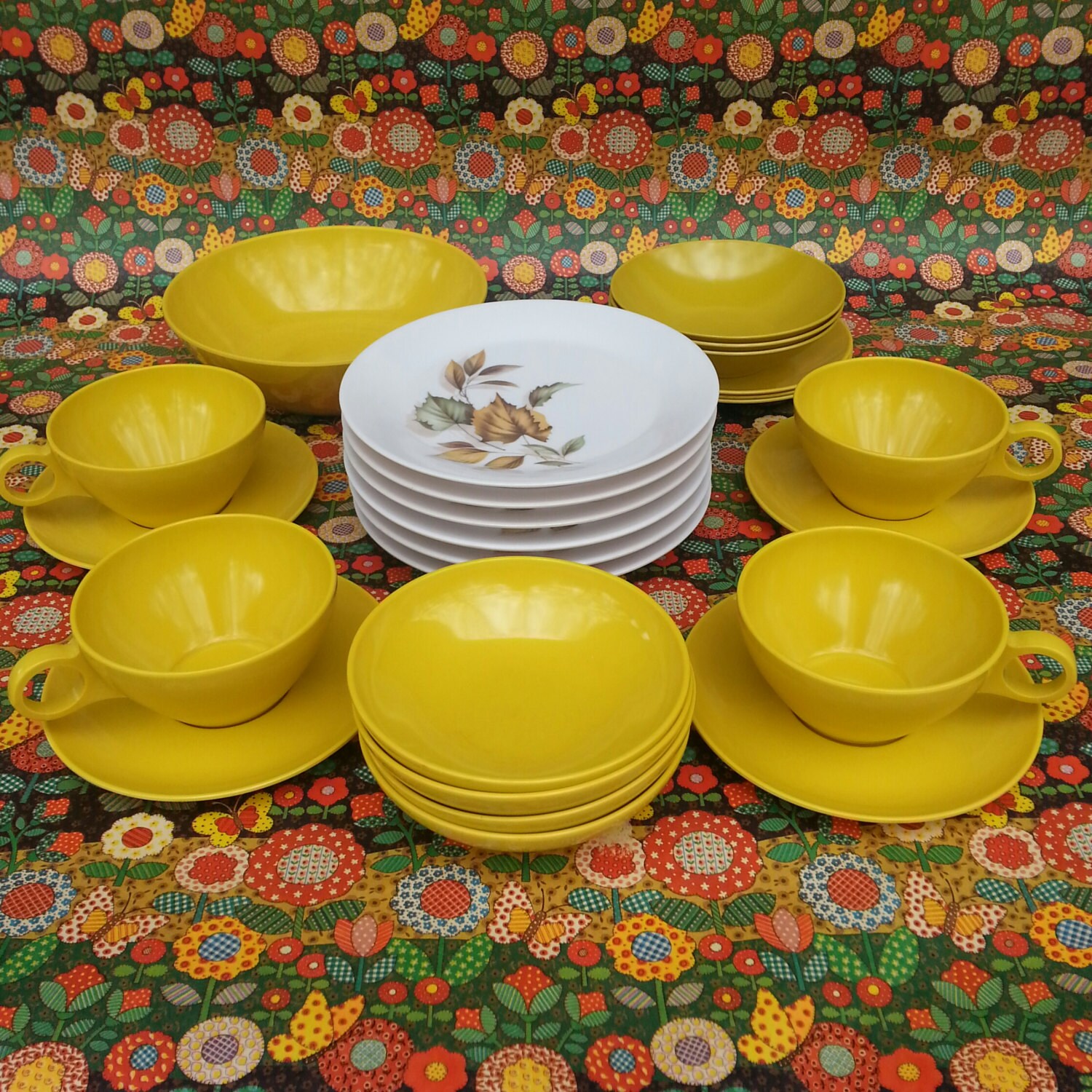 vintage 1960s melamine plates fall autumn leaves pattern set vintage 1960s melamine plates fall autumn leaves pattern set