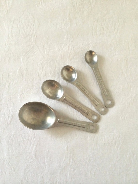 Vintage Retro Metal Measuring Spoons set of by TheLittleThingsVin
