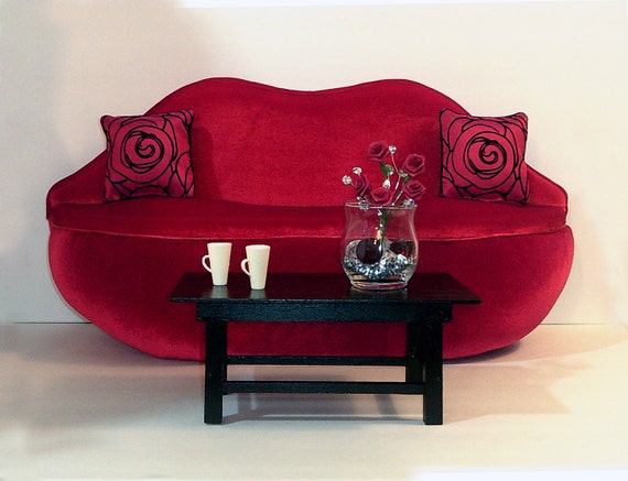 18 Doll Red Velvet Lip Sofa