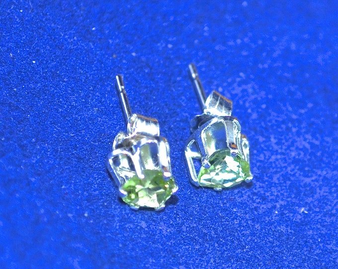 Peridot Stud Earrings, 6mm Heart, Natural, Set in Sterling Silver E708