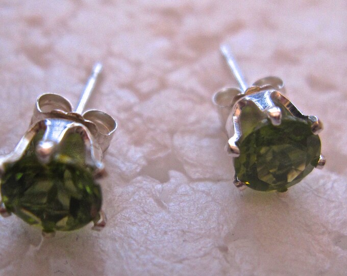 Peridot Studs, 5mm Round, Natural, Set in Sterling Silver E732