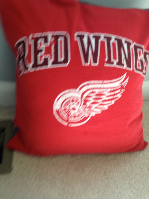 red wings pillow pet