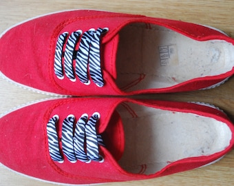 Vintage 80s Canvas Sneakers trainers / Red Lace Up Tennis Shoes Size EUR36