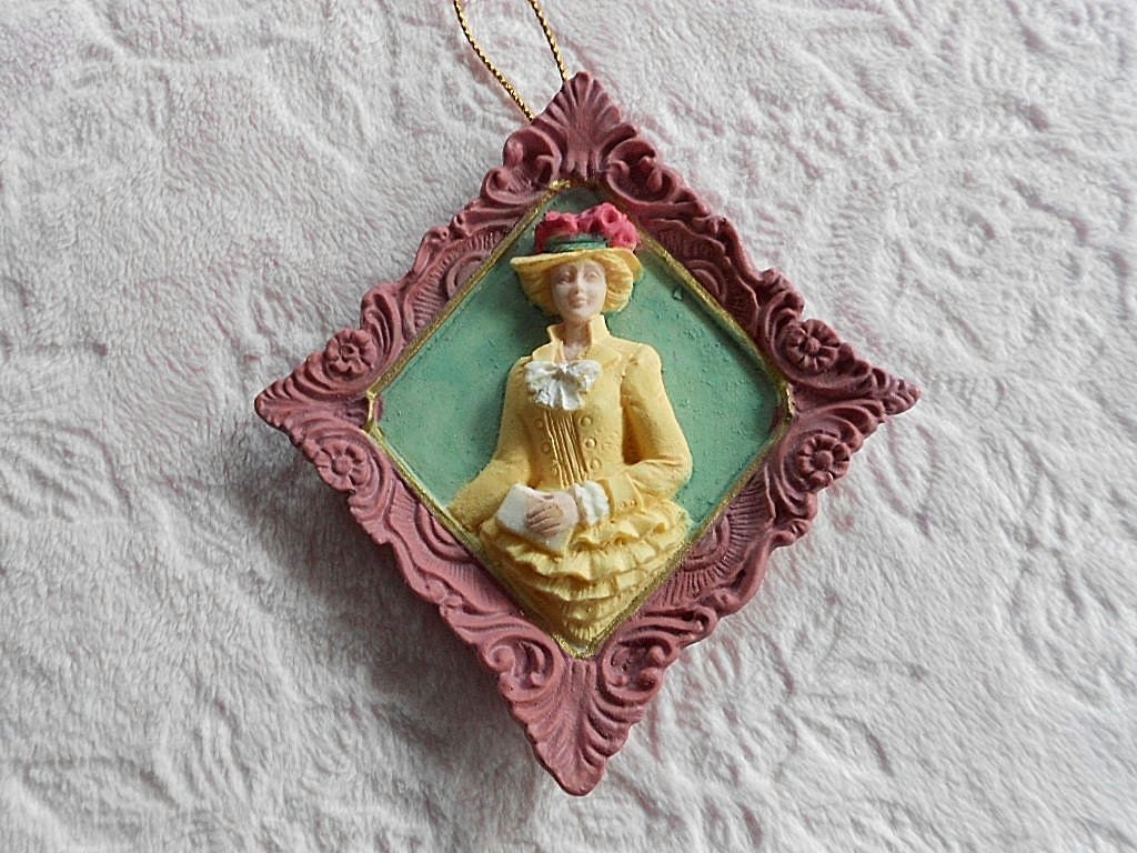 VICTORIAN LADY ORNAMENT Pink Green Cameo Woman Purse Hat