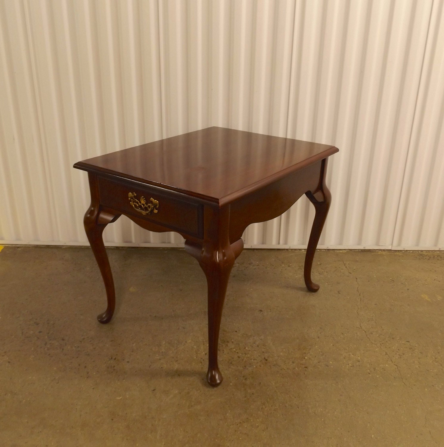 Vintage Bassett end table. Queen Anne style, cherry wood ...