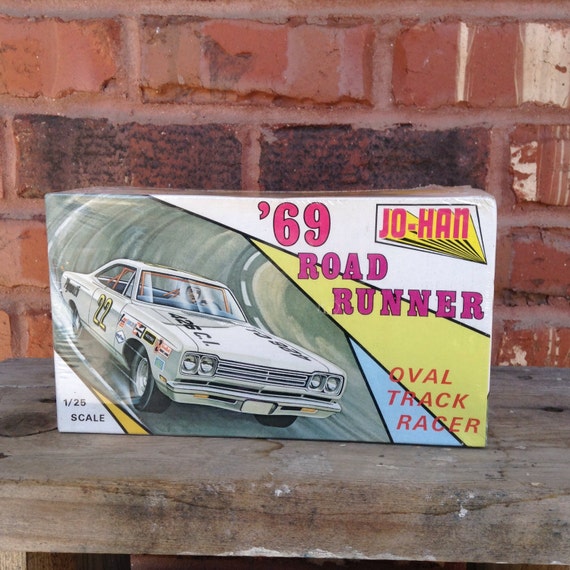 Johan Model Car Kit 1969 Plymouth RoadRunnertFactory