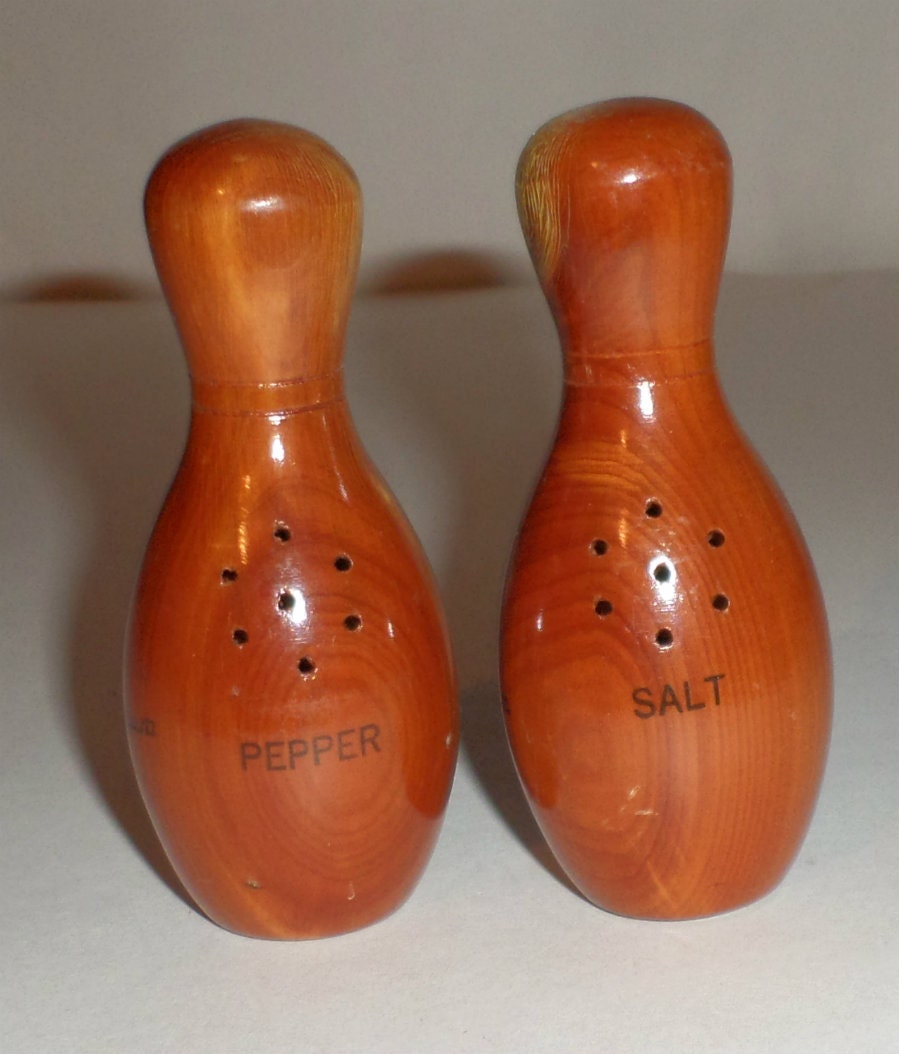 Vintage Wood Bowling Pin Shaped Salt And Pepper Shakers 9705