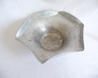 vintage Aluminum Bowl, hand forged Bowl, Fruit Bowl, scalloped edges, Fruit designs, Unique Bowl, vintage Housewares,serving bowl,metal bowl