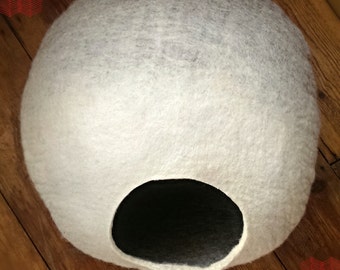 Cat Cave / cat bed - handmade felt - Off White/Grey - S,M,L,Xl + free felted balls