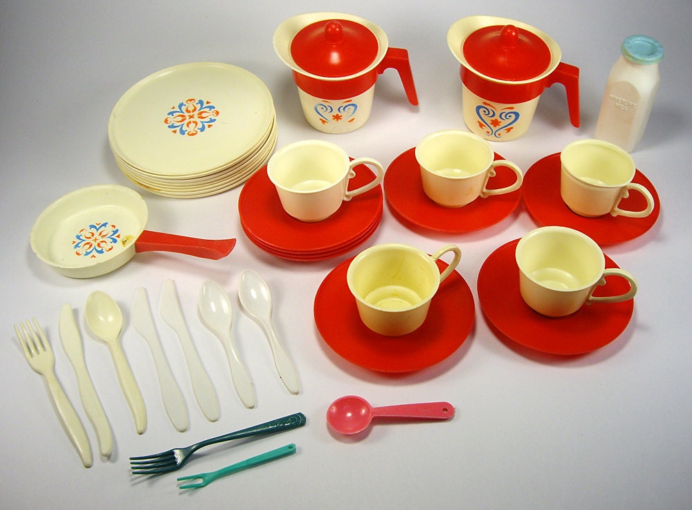 Pretend Play Plastic Toy Cups and Plates Remco Dinnerware