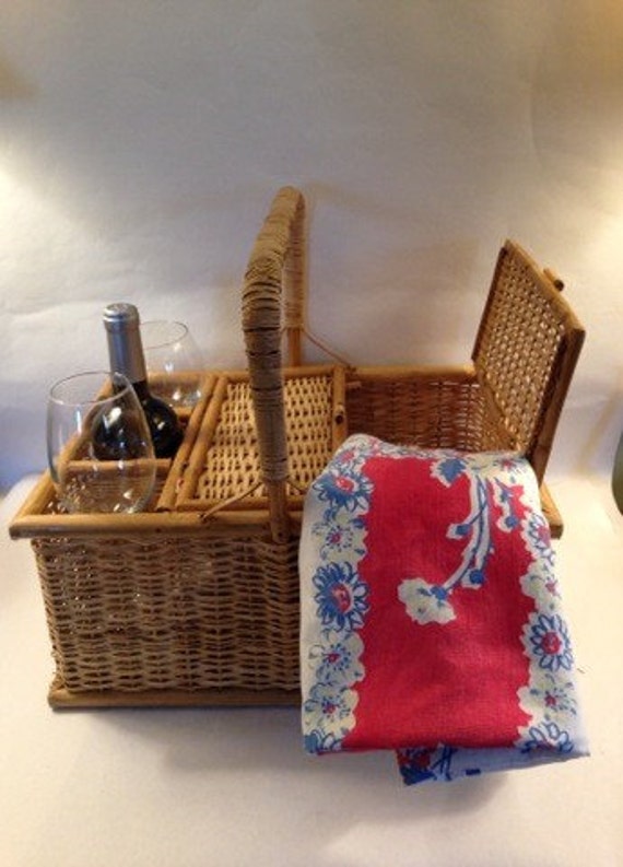 Picnic Basket With 3 Wine Bottle Holders and a Vintage