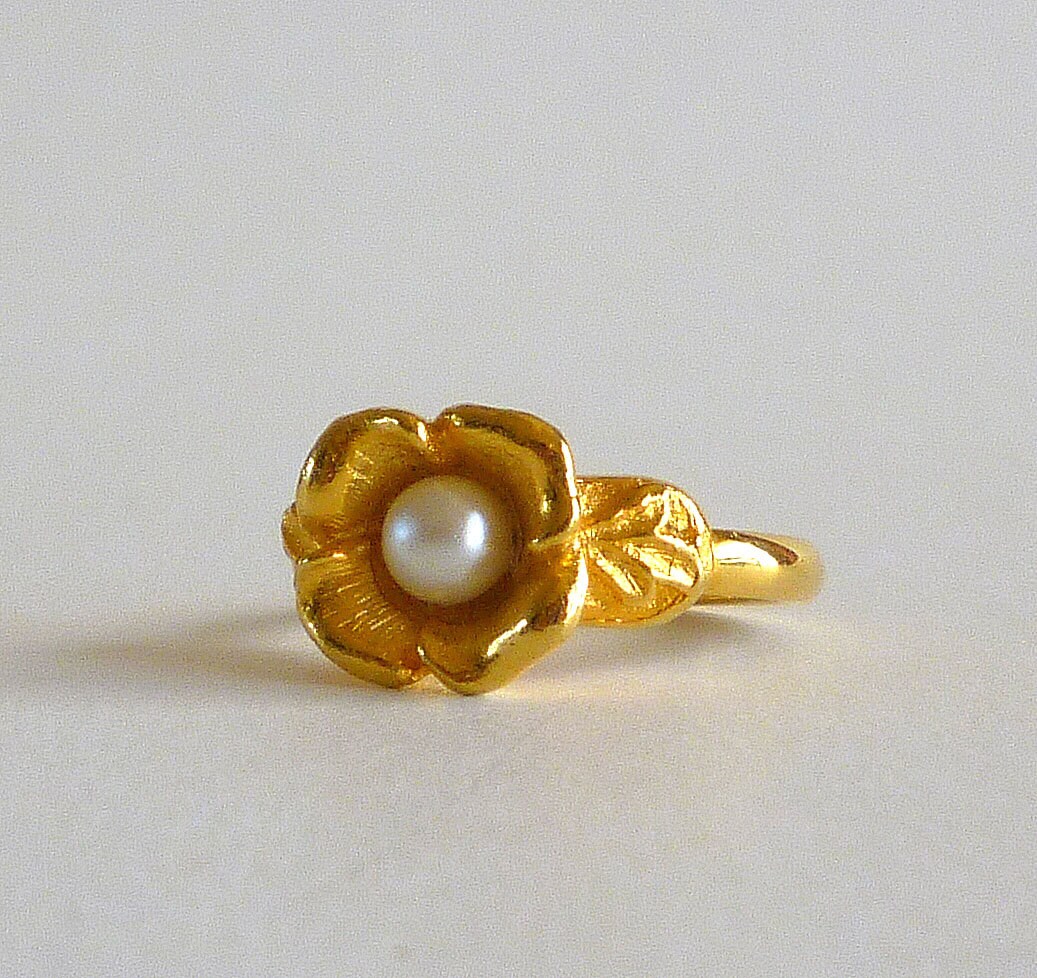 Vintage Pearl Flower Ring Size 7 by MaisonChantalMichael on Etsy