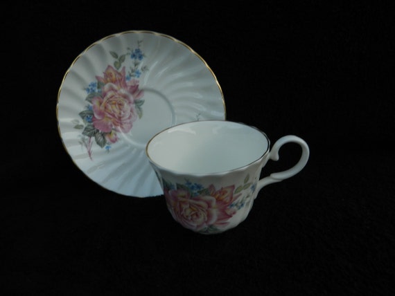 Cup hand porcelain and cups  second Saucer: Hand decorated and saucers Tea Vintage vintage
