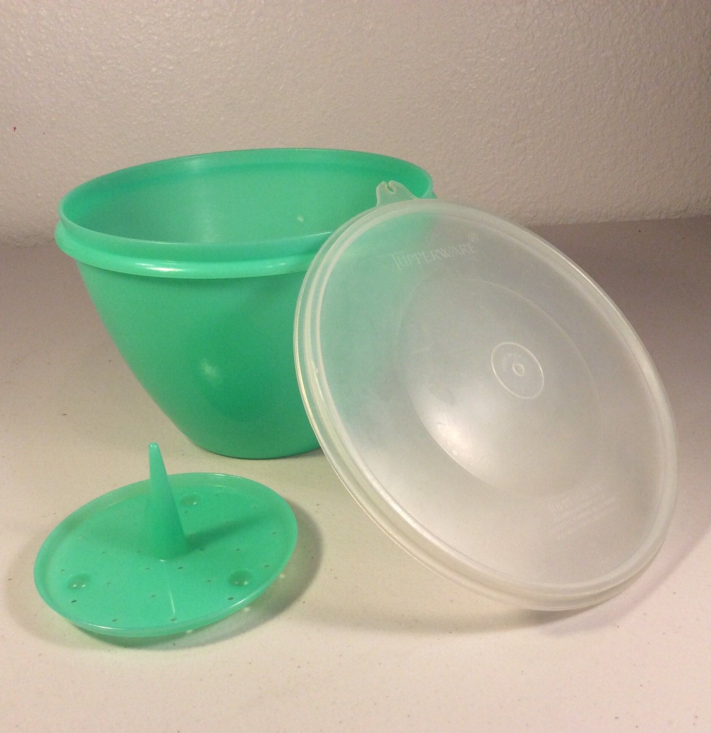 Vintage Tupperware Crisp It Lettuce Keeper
