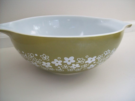 Vintage Daisy 4 quart pyrex bowl