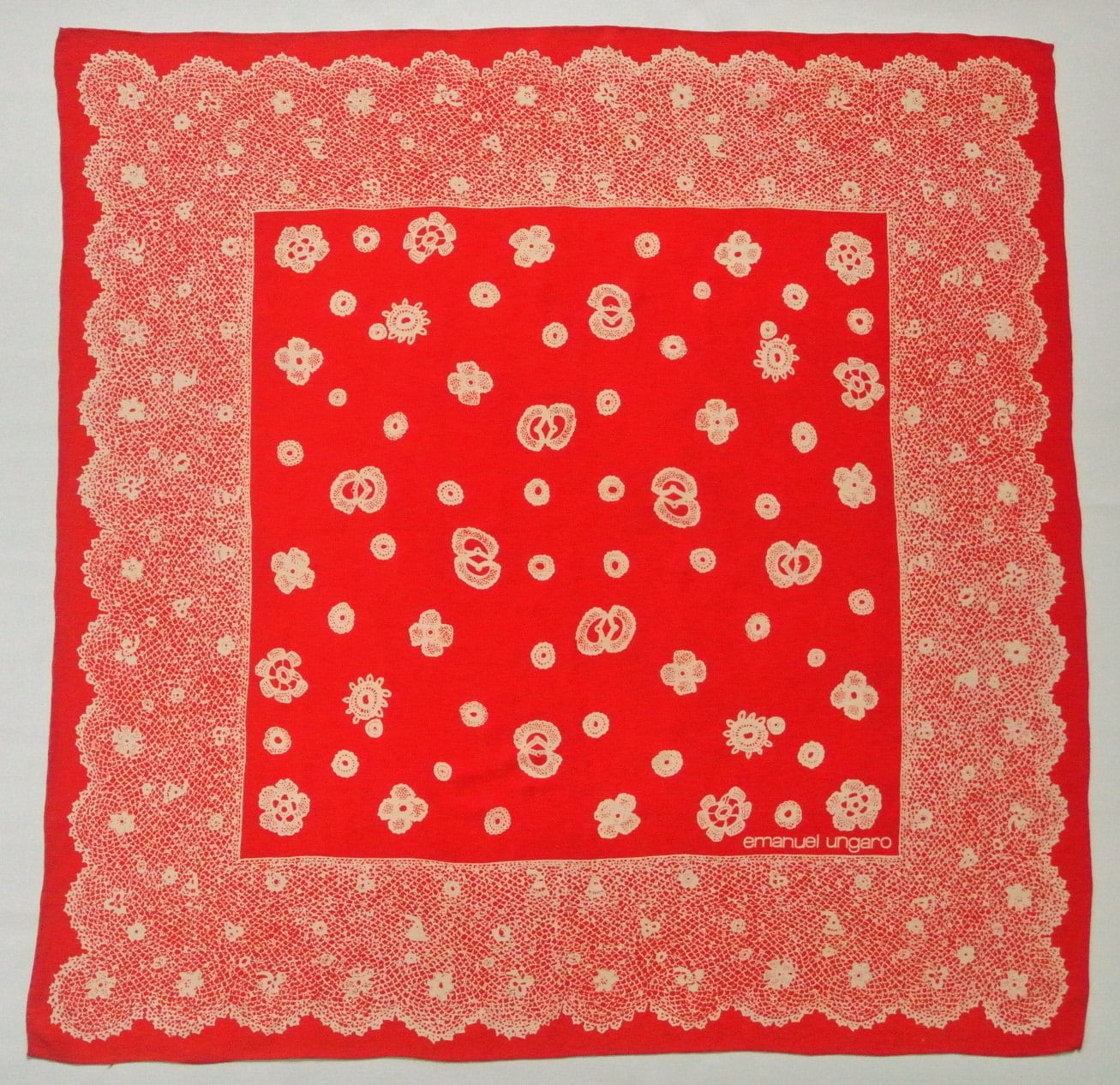 Écharpe Vintage EMANUEL UNGARO En Soie - 28 X 110 Cm - Couleurs Beige Et Vert