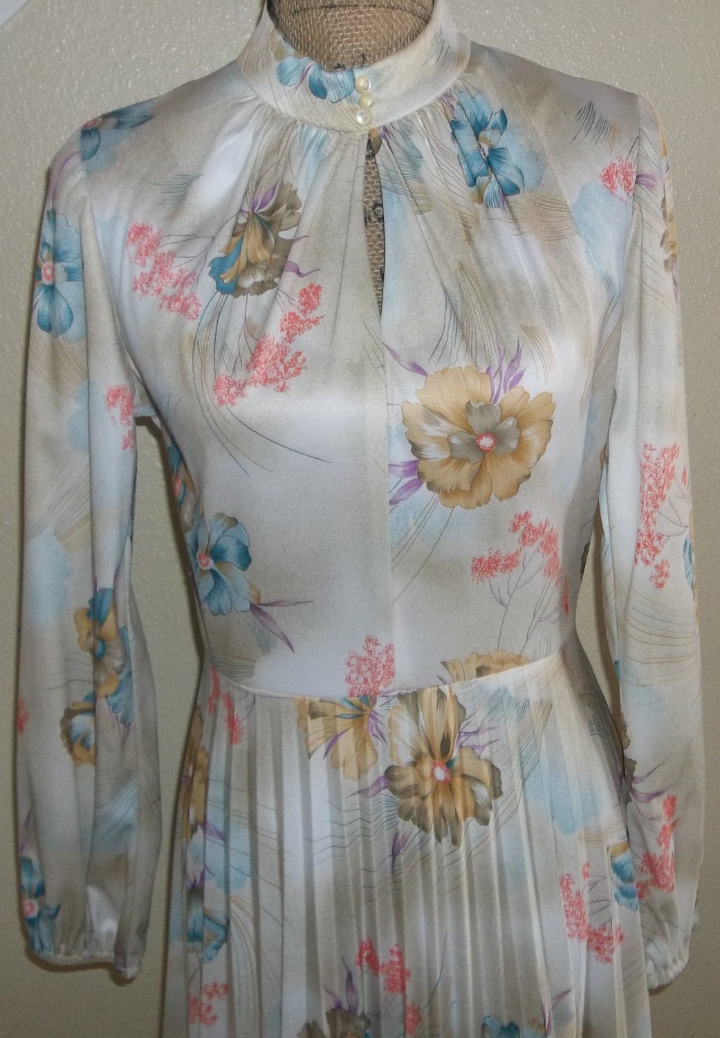 Vintage 1970's Long Keyhole Dress / Long Pleated Keyhole