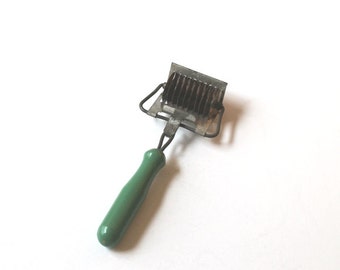 Vintage green painted wood handle metal pastry/noodle cutter, cottage kitchen, vintage baking utensil