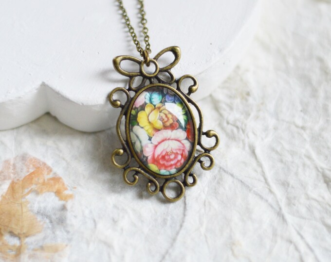 FLORAL MOTIFS Oval pendant metal brass with pictures of flowers under glass