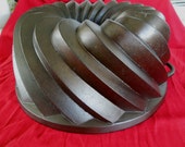 Cast Iron Bundt Pan Large Swirl Design with Handles Hold 20 Cups Gusseisen Backform