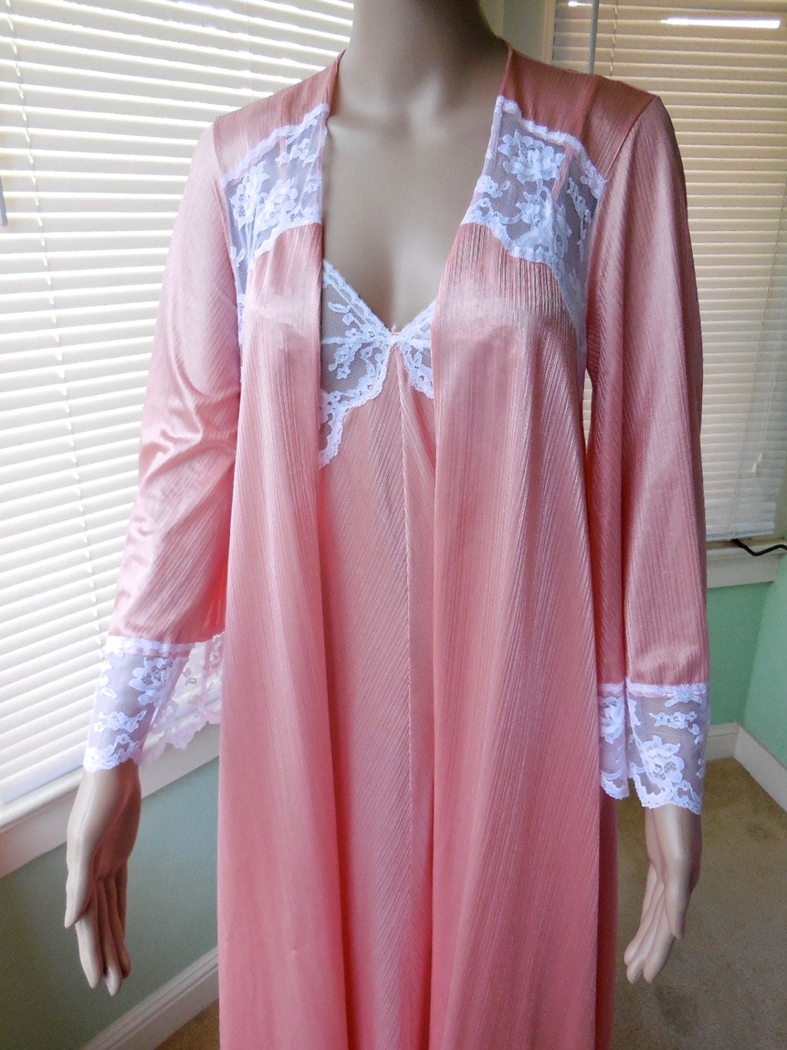 View Miss Elaine Nightgown And Robe Set Pics - Noveletras