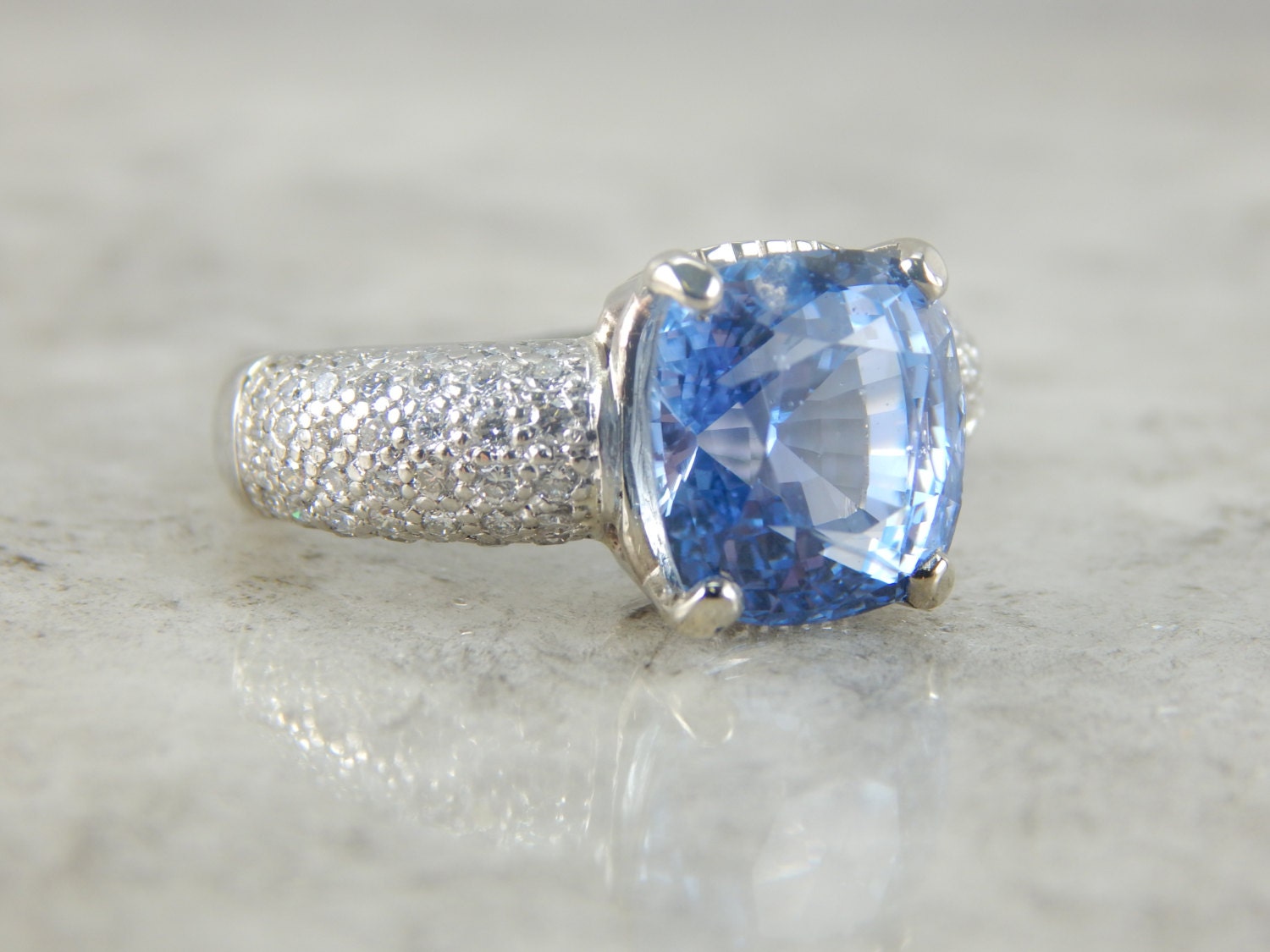 Blue Sapphire Gemstones and Its Incomparable Virtues