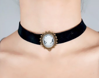 SALE black velvet choker // cameo charm // black beaded necklace // Gothic Vintage // jewelry gift antiqued