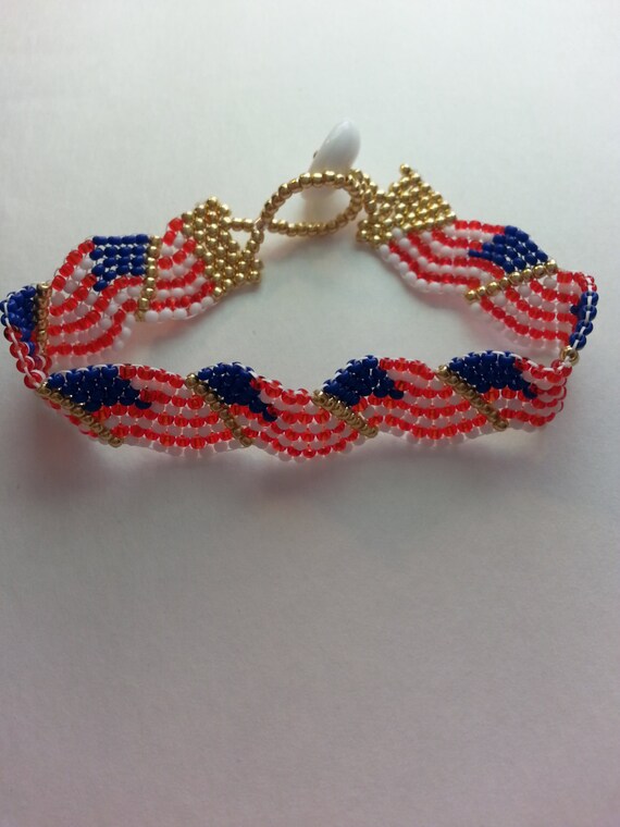 Handbeaded wavy American flag bracelet. by TheFrenchMenagerie