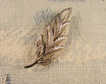 1950s silver-tone textured multi leaf brooch