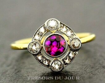 Emerald engagement rings conflict free