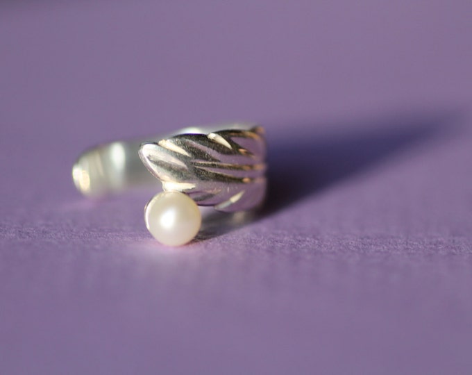 Silver ring Pearl ring Sterling silver ring Open ring Leaf ring Gift for her Bridesmaid ring Unique ring