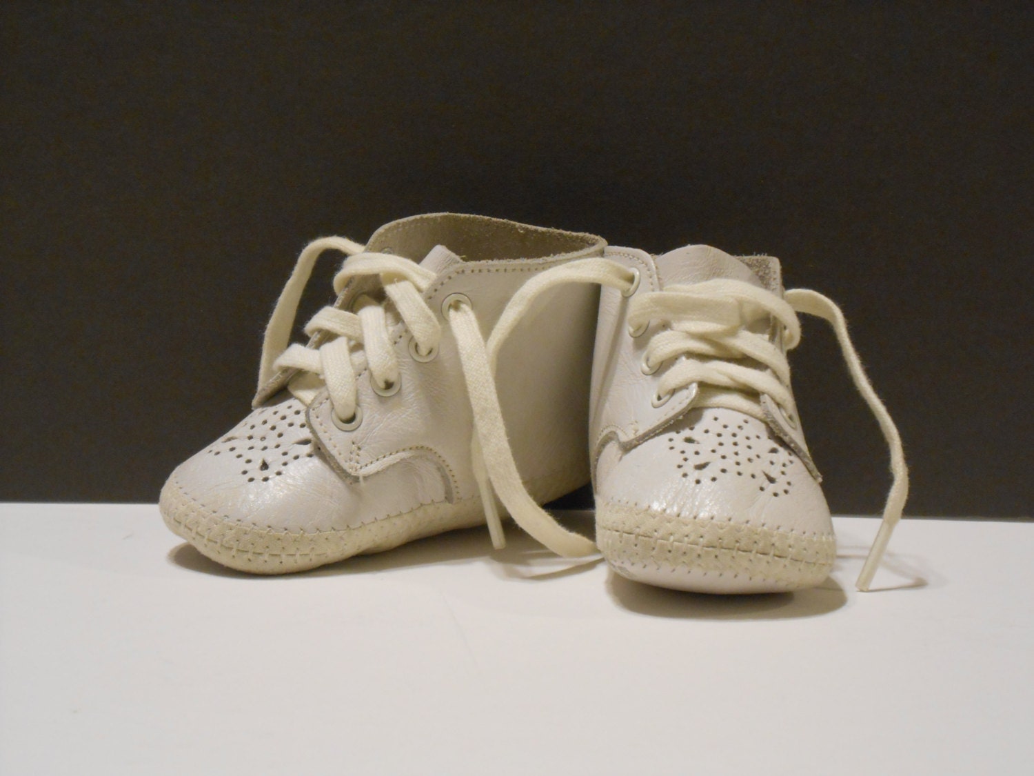 White Leather Infant Shoes Size 0 Vintage Baby by VintagesUnique