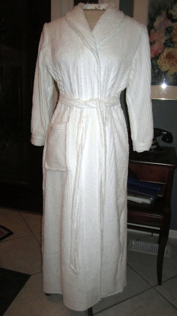 Item 101/ Vintage Inspired Retro Chenille Bath Robe by bonnilanese
