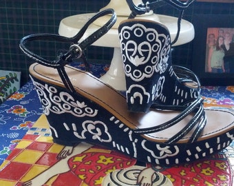 SALE Vintage 80s Ladies Black and White summer Wedge Sandals Size 8 1/2