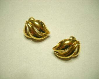 Vintage Gold Tone Trifari Clip Earrings (9583**)