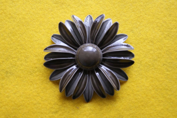 Vintage Shaded Gray Enamel Pin Or Brooch Unmarked Circa 1960s Daisy Flower Motif