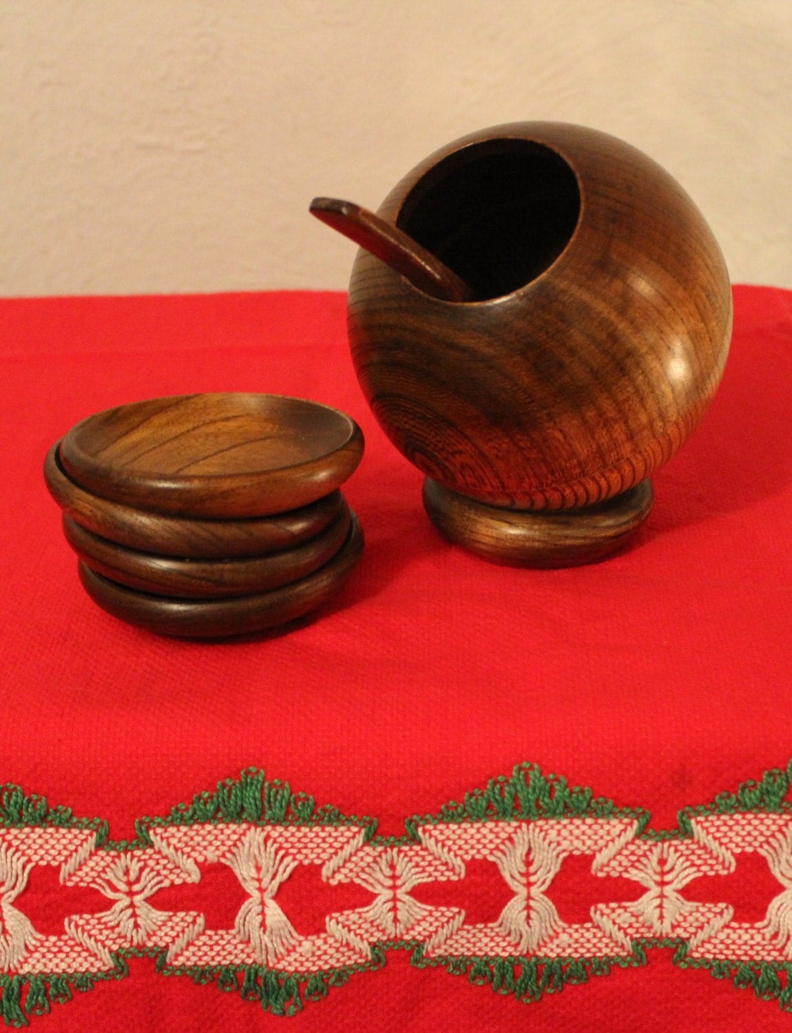 Vintage Wooden Serving Bowl And Spoon With Set Of Four Plates