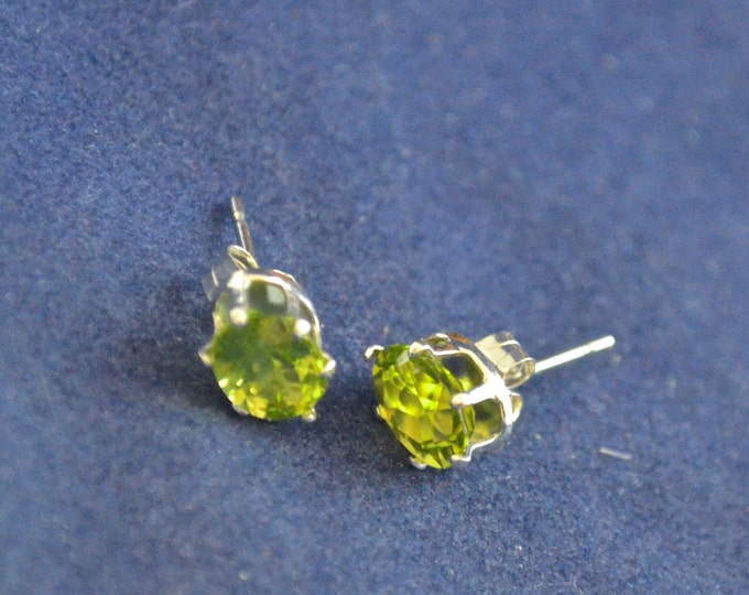 Peridot stud Earrings, 7x5mm Oval, Natural, Set in Sterling Silver E685