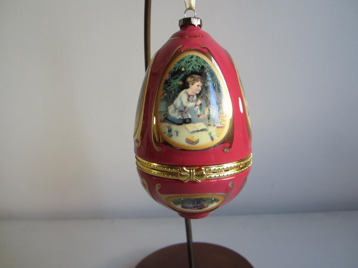 Mr Christmas Musical Egg Ornament / Valerie Parr Hill