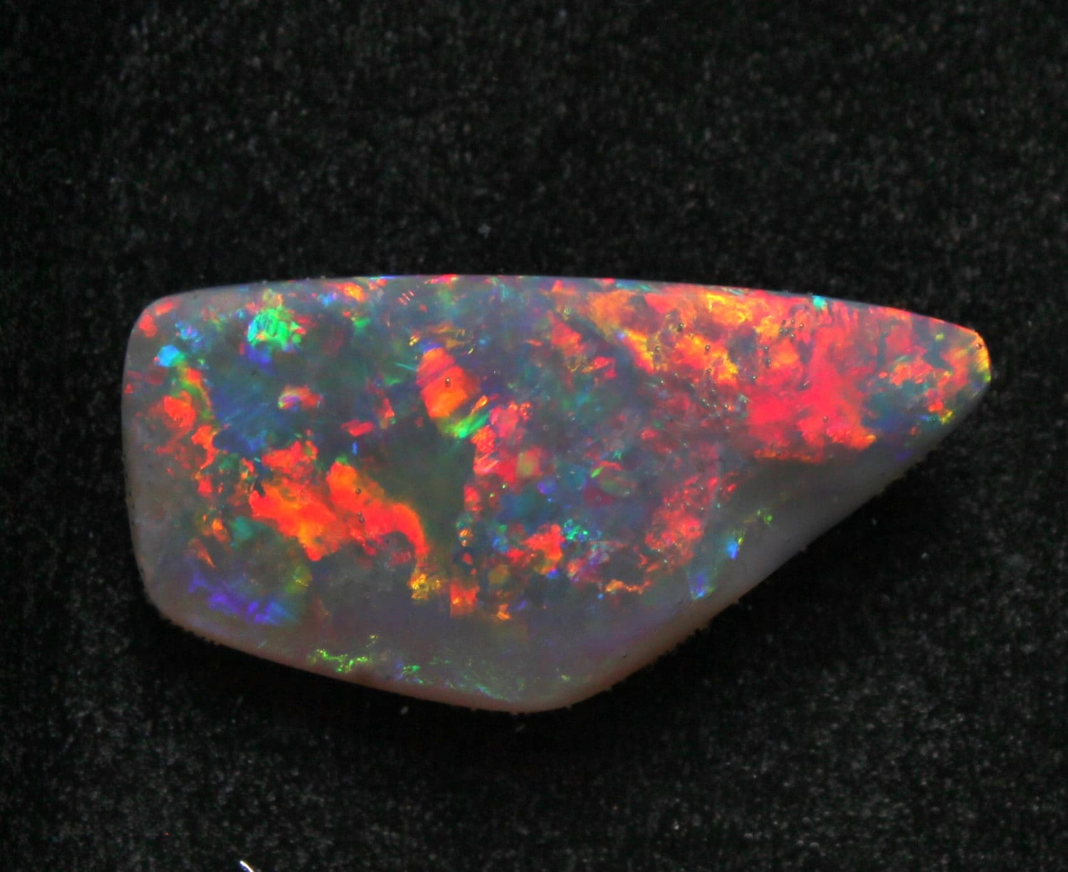 Huge 43ct. Coober pedy opal from Australia. Black opal Gray