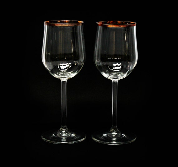 2 wine glasses with optic sides copper rim