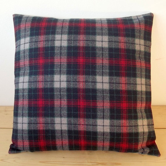 Kissen: Tartan / Karo in Beige schwarz rot und Blaugrün.