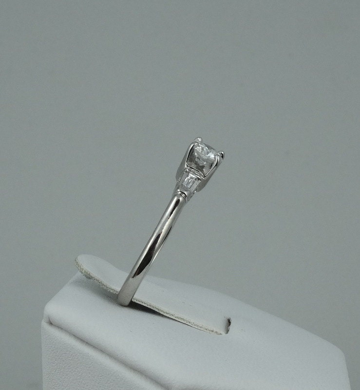 Dazzling 4.8 mm Round Brilliant Diamond with Baguette Side