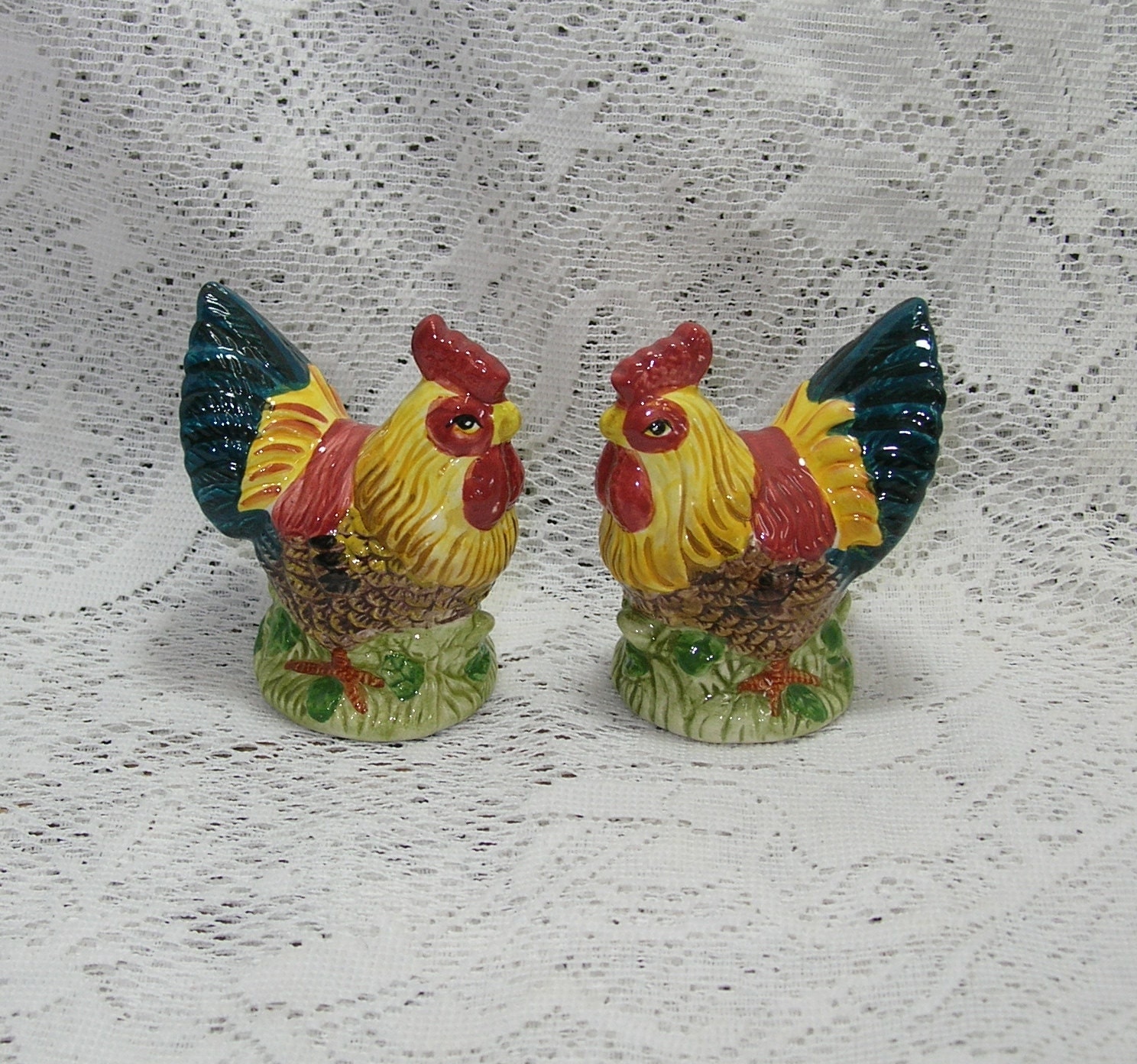 Vintage Rooster Chicken Salt and Pepper Set Colorful MINT Condition