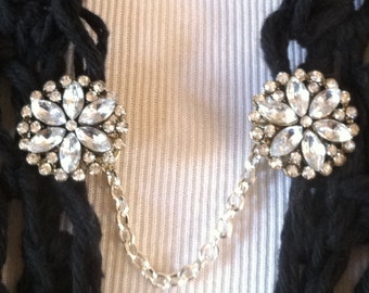 The mattie rhinestone flower sweater clip adds the right amount of sparkle to your wardrobe.