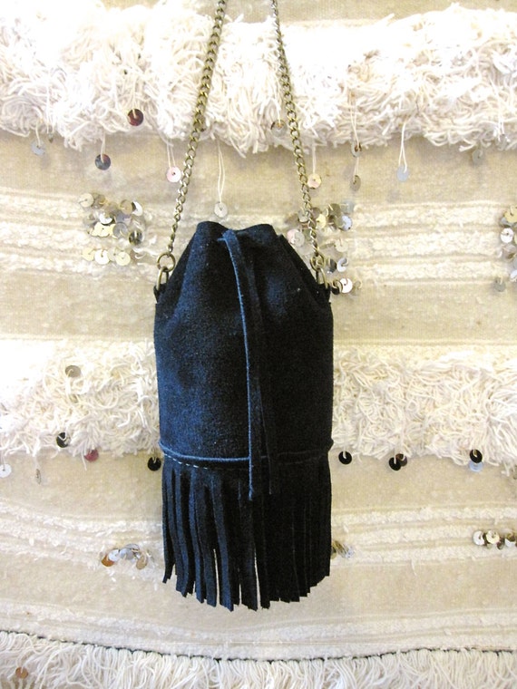 VERY CHIC small midnight blue fringe round-bottom bucket purse, fringe accent with brass chain strap, perfect size for an evening out!