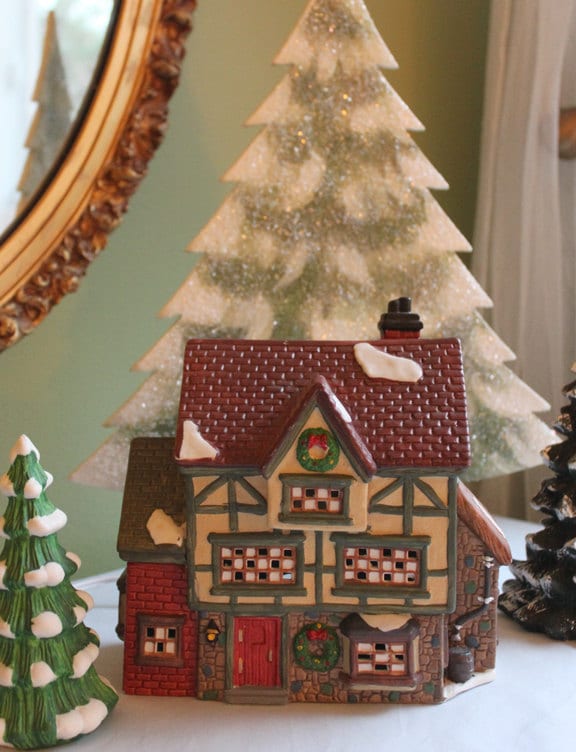 Dickens Keepsake Christmas Village House. Porcelain Hand