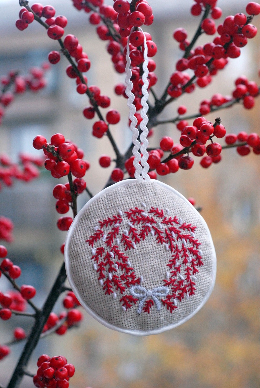 Embroidered Christmas wreath ornament / Christmas tree decoration